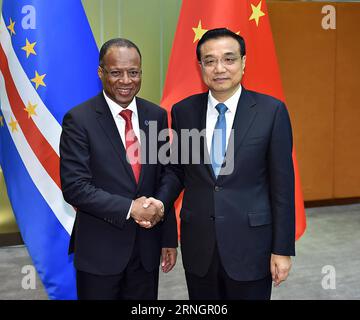 (161010) -- PEKING, 10. Oktober 2016 -- der chinesische Premierminister Li Keqiang (R) gibt seinem kapverdischen Amtskollegen Ulisses Correia e Silva die Hand, der sich in Macau zur Eröffnungszeremonie der fünften Ministerkonferenz des Forums für wirtschaftliche und handelspolitische Zusammenarbeit zwischen China und den portugiesischsprachigen Ländern am 10. Oktober 2016 in Südchina aufhält. ) (zhs) CHINA-MACAO-KAP VERDE-LI KEQIANG-SILVA-MEET (CN) LixTao PUBLICATIONxNOTxINxCHN Peking OCT 10 2016 der chinesische Premierminister Keqiang r schüttelt die Hände mit seinem kapverdischen Teil Ulisses Correia e Silva, der zur Eröffnungszeremonie der in Macau IST Stockfoto