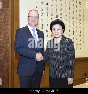 (161010) -- PEKING , 10. Oktober 2016 -- der chinesische Vizepremier Liu Yandong(R) gibt Tibor Navracsics, dem Vorsitzenden des hochrangigen Dialogs zwischen den Menschen zwischen China und der EU, und EU-Kommissar für Bildung, Kultur, Jugend und Sport, in Peking, der Hauptstadt Chinas, die Hand. Oktober 2016. ) (zhs) CHINA-LIU YANDONG-EU-DIALOGUE-NAVRACSICS-MEET (CN) ZhangxLing PUBLICATIONxNOTxINxCHN Peking OCT 10 2016 der chinesische Vizepremierminister Liu Yandong r gibt Tibor Navracsics, dem Vorsitzenden von China, hochrangigen Persönlichkeiten der EU, die Hand an den Prominentendialog von EU-Seite und EU-Kommissar für Bildung C Stockfoto