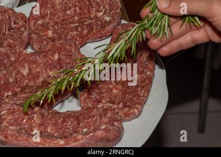 Fire up the Flavor: Eine Auswahl an Wurst- und Wurstsorten, die auf dem Barbecue zum Sizzle bereitstehen Stockfoto