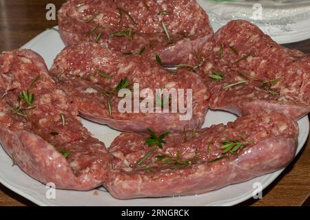 BBQ Extravaganza: Eine köstliche Medley mit Fleisch und Würstchen, die zum Grillen zubereitet werden Stockfoto