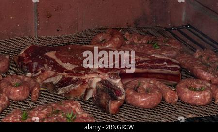 BBQ Extravaganza im Sommer: Verschiedene Wurst- und Wurstsorten, die perfekt gegrillt werden Stockfoto