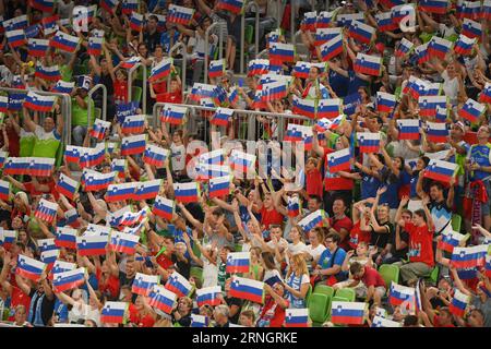 Slowenische Fans bei der Volleyball-Weltmeisterschaft 2022. Arena Stozice, Ljubljana Stockfoto