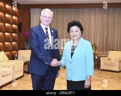 PEKING, 11. Oktober 2016 -- der chinesische Vize-Premier Liu Yandong (R) trifft sich mit Jaroslaw Gowin, dem stellvertretenden polnischen Premierminister und Minister für Wissenschaft und Hochschulbildung, in Peking, der Hauptstadt Chinas, am 11. Oktober 2016. ) (wf) CHINA-POLEN-TREFFEN (CN) ZhangxLing PUBLICATIONxNOTxINxCHN Peking OKT 11 2016 der chinesische Vizepremier Liu Yandong r trifft mit Jaroslaw GOWIN polnischen Vizepremierministern und Ministern für Wissenschaft und Hochschulbildung in Peking Hauptstadt Chinas OKT 11 2016 WF China Polen Treffen CN ZhangxLing PUBLICATIONxNOTxINxCHN Stockfoto