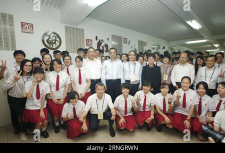 (161011) -- MACAO, 11. Oktober 2016 -- der chinesische Premier Li Keqiang (5. L 2. Reihe) posiert für ein Gruppenfoto mit Lehrern und Schülern an der Keang Peng School in der Sonderverwaltungsregion Macau, Südchina, 11. Oktober 2016. Premier Li machte am Dienstagnachmittag eine Inspektionstour in Macau. ) (Ry) CHINA-MACAO-PREMIER-INSPEKTIONSTOUR (CN) JuxPeng PUBLICATIONxNOTxINxCHN Macao OCT 11 2016 Chinesischer Premier Linke Keqiang 5. L 2. Reihe posiert für ein Gruppenfoto mit Lehrern und Schülern AN DER Peng School in DER Sonderverwaltungsregion Macau Südchina OCT 11 2016 Premier Linke zur Inspektionstour in Macau Stockfoto