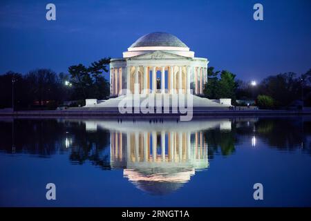 WASHINGTON DC, Vereinigte Staaten – das Jefferson Memorial ist ein ikonisches Denkmal entlang des Tidal Basin, das dem dritten Präsidenten der Vereinigten Staaten, Thomas Jefferson, gewidmet ist. Sie symbolisiert den Respekt und die Bewunderung der Nation für den Hauptautor der Unabhängigkeitserklärung und seine Vision von Demokratie. Stockfoto