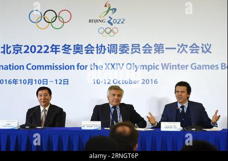 - PEKING, 12. Oktober. 2016 -- Christophe Dubi (1. R), Exekutivdirektor des IOC der Olympischen Spiele, spricht während der Pressekonferenz für die 1. Sitzung der IOC-Koordinierungskommission für die XXIV Olympischen Winterspiele Peking 2022 in Peking, Hauptstadt Chinas, 12. Oktober 2016. ) (SP)CHINA-PEKING-2022 OLYMPISCHE WINTERSPIELE-IOC-KOORDINIERUNGSKOMMISSION-PRESSEKONFERENZ (CN) JuxHuanzong PUBLICATIONxNOTxINxCHN Peking OKT 12 2016 Christophe Dubi 1. R der Exekutivdirektor des IOC der Olympischen Spiele spricht während der Pressekonferenz für die 1. Sitzung der IOC-Koordinierungskommission Stockfoto