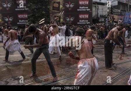 -- KOLKATA, 12. Oktober 2016 -- indische schiitische Muslime führen am 12. Oktober 2016 während einer Muharram-Prozession in Kolkata, der Hauptstadt des ostindischen Bundesstaates Westbengalen, ein Ritual der Selbstflagellation mit Rasierklingen durch. Ashura, der 10. Tag Muharrams, ist der Tod von Imam Hussein, einem Enkel des Propheten Muhammad, der 680 n. Chr. in Karbala, Irak, getötet und begraben wurde. ) (lr) INDIEN-KOLKATA-ASHURA TumpaxMondal PUBLICATIONxNOTxINxCHN Kolkata OCT 12 2016 indische schiitische Muslime führen während einer Muharram-Prozession in Kolkata, Hauptstadt des ostindischen Staates, ein Selbstflagellation-Ritual mit Rasierklingen durch Stockfoto