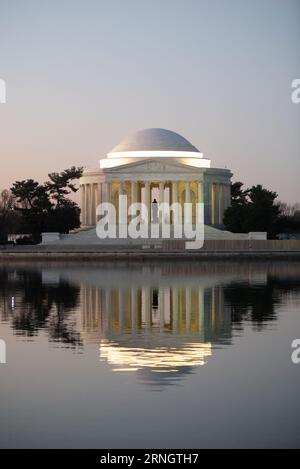 WASHINGTON DC, Vereinigte Staaten – das Jefferson Memorial ist ein ikonisches Denkmal entlang des Tidal Basin, das dem dritten Präsidenten der Vereinigten Staaten, Thomas Jefferson, gewidmet ist. Sie symbolisiert den Respekt und die Bewunderung der Nation für den Hauptautor der Unabhängigkeitserklärung und seine Vision von Demokratie. Stockfoto