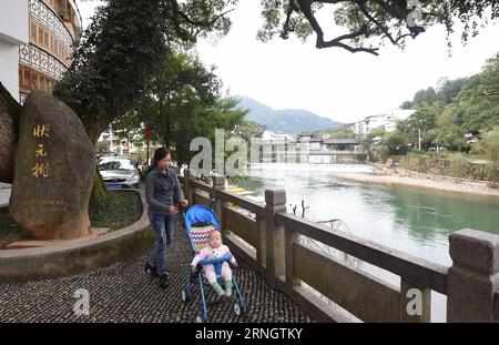 Die Dorfbewohner ruhen sich unter einem Baum im Dorf Xipu im Shouning County, Provinz Fujian im Südosten Chinas, 12. Oktober 2016. Das Dorf Xipu mit einer Geschichte von mehr als 1.100 Jahren bewahrt viele historische Gebäude. ) (Zyd) CHINA-FUJIAN-SHOUNING-ANTIKE DORF (CN) LinxShanchuan PUBLICATIONxNOTxINxCHN Dorfbewohner ruhen unter einem Baum im Dorf Shouning County Südost China S Fujian Provinz OCT 12 2016 Dorf mit einer Geschichte von mehr als 1 100 Jahren gut bewahrt VIELE historische Gebäude ZYD China Fujian Shouning NONOICATIONICTCHINuan Dorf LinxBLN Stockfoto