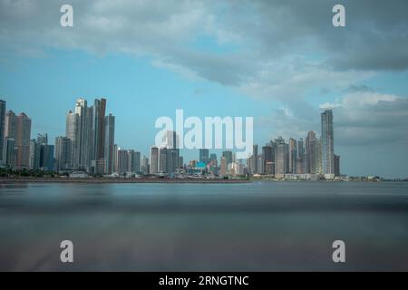 Stadtbild der Innenstadt von Panama mit sichtbaren hohen Wolkenkratzern und Geschäftshäusern, Blick über die Bucht. Stockfoto