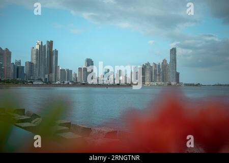 Stadtbild der Innenstadt von Panama mit sichtbaren hohen Wolkenkratzern und Geschäftshäusern, Blick über die Bucht. Stockfoto