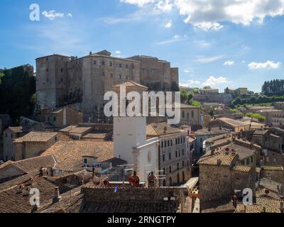 Blick auf Sorano vom Aussichtspunkt Masso Leopoldino Stockfoto