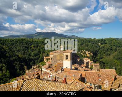 Blick vom Schloss Orsini zum Masso Leopoldino über die Dächer von Sorano Stockfoto