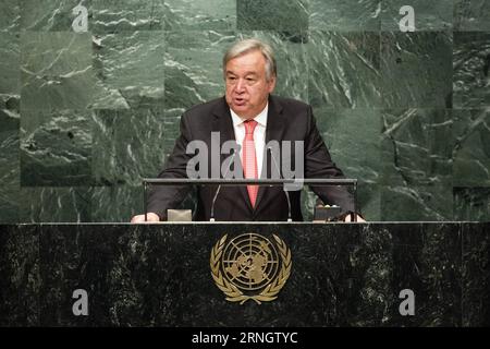 Antonio Guterres wird in New York als neuer UNO-Generalsekretär bestätigt (161013) -- VEREINTEN NATIONEN, 13. Oktober 2016 -- Antonio Guterres wendet sich an die Generalversammlung der Vereinten Nationen, nachdem er am 13. Oktober 2016 zum neuen UN-Generalsekretär im UN-Hauptquartier in New York ernannt wurde. Die Generalversammlung der Vereinten Nationen am Donnerstag ernannte durch Akklamation den ehemaligen portugiesischen Premierminister Antonio Guterres zum nächsten Generalsekretär der Vereinten Nationen, der am 1. Januar 2017 als Nachfolger von Ban Ki-moon in den Ruhestand treten sollte. (Sxk) UN-NEW YORK-NEW SECRETARY GENERAL-ANTONIO GUTERRES LixMuzi PUBLICATIONxNOTxINxCHN Antonio Guterres wi Stockfoto