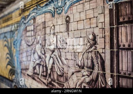 BELEM Lissabon // BELEM, Lissabon, Portugal — das Mosteiro dos Jeronimos (Kloster Jeronimos), ein prominentes architektonisches Wunder in Belem, steht als ikonische Darstellung des Manuelinstils. Dieses UNESCO-Weltkulturerbe mit seinen kunstvollen Details und seiner historischen Bedeutung untermauert Portugals Erbe des Zeitalters der Erkundung. Stockfoto