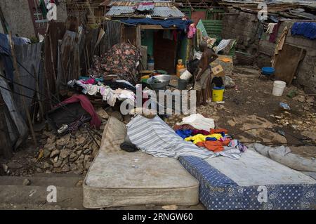 JEREMIE, 11. Oktober 2016 -- Bild der Stabilisierungsmission der Vereinten Nationen in Haiti () zeigt einen Bewohner, der die Trümmer des Hurrikans Matthew in Jeremie, Haiti, 11. Oktober 2016 aufräumt. Eine Woche nach Matthews Angriff taten sich internationale Hilfsorganisationen, die haitianische Regierung und die Opfer zusammen, um die Normalität wiederherzustellen und die massiven Schäden in Jeremie zu beheben. Logan Abassi/UN/) (jg) (fnc) (Axy) HAITI-JEREMIE-HURRIKAN MATTHEW-AFTERMATH-RECONSTRUCTION MINUSTAH PUBLICATIONxNOTxINxCHN Jeremie OCT 11 2016 Bild von der Stabilisierungsmission der Vereinten Nationen in Stockfoto