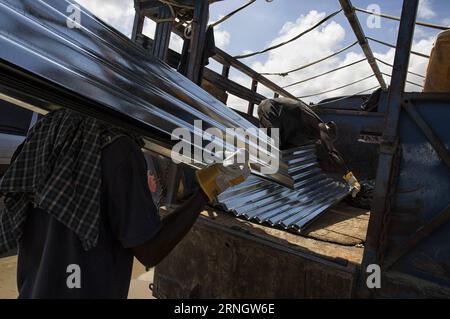 JEREMIE, 11. Oktober 2016 -- Bild der Stabilisierungsmission der Vereinten Nationen in Haiti () zeigt Anwohner, die Baumaterialien entladen, um ihre durch den Hurrikan Matthew zerstörte Gemeinde in Jeremie, Haiti, 11. Oktober 2016 zu sanieren. Eine Woche nach Matthews Angriff schlossen sich internationale Hilfsorganisationen, die haitianische Regierung und die Opfer zusammen, um die massiven Schäden in Jeremie zu reparieren. Logan Abassi/UN/) (jg) (fnc) (Axy) HAITI-JEREMIE-HURRIKAN MATTHEW-AFTERMATH-RECONSTRUCTION MINUSTAH PUBLICATIONxNOTxINxCHN Jeremie OKT 11 2016 Bild von den Vereinten Nationen Stockfoto