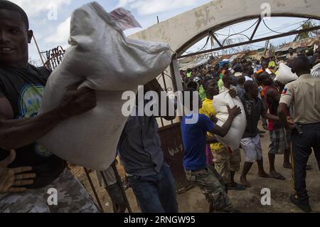 JEREMIE, 11. Oktober 2016 -- Bild der Stabilisierungsmission der Vereinten Nationen in Haiti () zeigt haitianische Beamte, die die Verteilung von Nahrungsmitteln nach dem Angriff von Hurrikan Matthew in Jeremie, Haiti, 11. Oktober 2016 überwachen. Eine Woche nach Matthews Angriff taten sich internationale Hilfsorganisationen, die haitianische Regierung und die Opfer zusammen, um die Normalität wiederherzustellen und die massiven Schäden in Jeremie zu beheben. Logan Abassi/UN/) (jg) (fnc) (Axy) HAITI-JEREMIE-HURRIKAN MATTHEW-AFTERMATH-REKONSTRUKTION MINUSTAH PUBLICATIONxNOTxINxCHN Jeremie OCT 11 2016 Bild von The Unite Stockfoto