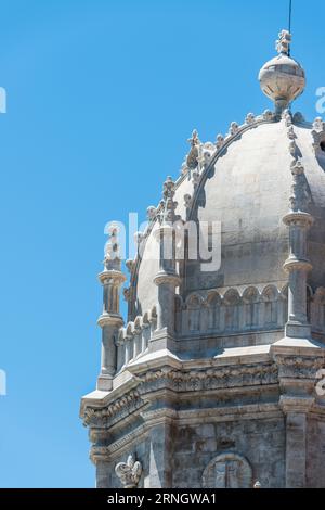 Jeronimos Kloster Manuelinarchitektur Armillarsphäre Lissabon Portugal / BELÉM, Lissabon, Portugal — eine Armillarsphäre und das Kreuz des Ordens Christi Krone ein Turm des Mosteiro dos Jerónimos (Kloster Jerónimos), zwei der emblematischsten Elemente des dekorativen Vokabulars Manuelinus. Die Armillarsphäre war das persönliche Wappen von König Manuel I., der das Kloster 1501–1502 am Ufer des Tejo in Auftrag gab, wo Vasco da Gama vor seiner Reise nach Indien 1497 Mahnwache gehalten hatte. Neben Seilen, Knoten, Meeresbewohnern und exotischen Pflanzen sind diese Symbole durch die warme Gallis geschnitzt Stockfoto