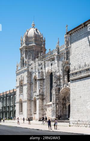 Jeronimos Kloster Haupteingang Lissabon Portugal // BELÉM, Lissabon, Portugal — der aufwändige Haupteingang und die Fassade des Mosteiro dos Jeronimos (Kloster Jerónimos) zeigt den unverwechselbaren Manuelinarchitektonischen Stil, der in Portugal einzigartig ist. Das Kloster wurde Anfang des 16. Jahrhunderts während der Regierungszeit von König Manuel I. erbaut und ist ein UNESCO-Weltkulturerbe und eines der bedeutendsten Denkmäler Portugals. Die Kalksteinstruktur zeigt komplexe maritime Motive, religiösen Symbolismus und botanische Elemente, die für das portugiesische Zeitalter der Entdeckung charakteristisch sind. Beauftragt zum Gedenken an Vasco da Stockfoto