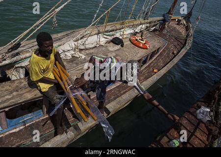 JEREMIE, 11. Oktober 2016 -- Bild der Stabilisierungsmission der Vereinten Nationen in Haiti () zeigt Anwohner, die Baumaterialien für den Wiederaufbau ihrer durch den Hurrikan Matthew zerstörten Gemeinde in Jeremie, Haiti, 11. Oktober 2016 entladen. Eine Woche nach Matthews Angriff taten sich internationale Hilfsorganisationen, die haitianische Regierung und die Opfer zusammen, um die Normalität wiederherzustellen und die massiven Schäden in Jeremie zu beheben. Logan Abassi/UN/) (jg) (fnc) (Axy) HAITI-JEREMIE-HURRIKAN MATTHEW-AFTERMATH-REKONSTRUKTION MINUSTAH PUBLICATIONxNOTxINxCHN Jeremie OKT 11 2016 Bild bereitgestellt Stockfoto