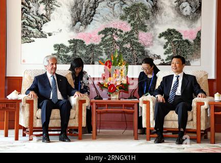 (161014) -- TANGSHAN, 14. Oktober 2016 -- der chinesische Vizepräsident Li Yuanchao (R) trifft sich mit dem Präsidenten von Uruguay Tabare Vazquez, der am 14. Oktober 2016 am 10. Wirtschaftsgipfel China-Lateinamerika und Karibik (LAK) in Tangshan, nordchinesische Provinz Hebei, teilnimmt. ) (Zyd) CHINA-HEBEI-TANGSHAN-LI YUANCHAO-URUGUAY-MEETING (CN) YangxShiyao PUBLICATIONxNOTxINxCHN 161014 Tang Shan OCT 14 2016 der chinesische Vizepräsident Linke Yuan Chao r trifft sich mit dem Präsidenten von Uruguay Tabare Vazquez, der an dem 10. Wirtschaftsgipfel China Lateinamerika und Karibik in der Provinz Tang Shan OCT 14 S Hebei teilnimmt Stockfoto