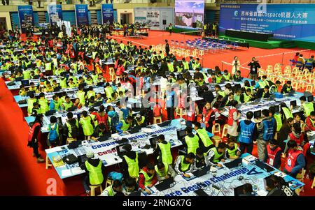 (161015) -- CHANGCHUN, 15. Oktober 2016 -- Teilnehmer nehmen am Roboterprogrammierungswettbewerb während des Cospace Robot Contest in Changchun, Hauptstadt der nordöstlichen chinesischen Provinz Jilin, am 15. Oktober 2016 Teil. ) (Ry) CHINA-CHANGCHUN-ROBOTERWETTBEWERB (CN) XuxChang PUBLICATIONxNOTxINxCHN 161015 Changchun OCT 15 2016 Teilnehmer nehmen am ROBOTERPROGRAMMIERUNGSWETTBEWERB während des ROBOTERWETTBEWERBS in Changchun Hauptstadt Nordostchinas S Jilin Provinz OCT 15 2016 Ry China Changchun Roboterwettbewerb CN XuxChang PUBLTxNCHINN Teil Stockfoto