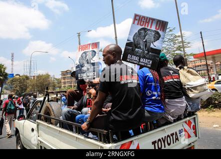 (161015) -- NAIROBI, 15. Oktober 2016 -- kenianische Bewohner nehmen am Global March for Elephants, Rhinos and Lions in Nairobi, Hauptstadt von Kenia, am 15. Oktober 2016 Teil. Etwa 2.000 Menschen nahmen am Global March Teil, um Unterstützung für den Schutz von Elefanten, Nashörnern und Löwen zu mobilisieren, die am Samstag in Nairobi ernsten Bedrohungen wie Wilderei und Erschöpfung ihrer Lebensräume ausgesetzt sind. ) (zy) KENYA-NAIROBI-MARCH-WILDLIFE CONSERVATION PanxSiwei PUBLICATIONxNOTxINxCHN 161015 Nairobi OCT 15 2016 kenianische Bewohner nehmen an der Global March for Elephants Rhinos and Lions in Nairobi Capital of Kenya OCT Teil Stockfoto