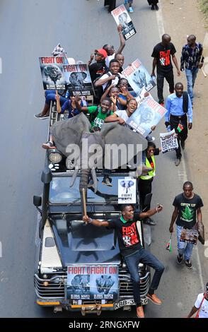 (161015) -- NAIROBI, 15. Oktober 2016 -- kenianische Bewohner nehmen am Global March for Elephants, Rhinos and Lions in Nairobi, Hauptstadt von Kenia, am 15. Oktober 2016 Teil. Etwa 2.000 Menschen nahmen am Global March Teil, um Unterstützung für den Schutz von Elefanten, Nashörnern und Löwen zu mobilisieren, die am Samstag in Nairobi ernsten Bedrohungen wie Wilderei und Erschöpfung ihrer Lebensräume ausgesetzt sind. ) (zy) KENYA-NAIROBI-MARCH-WILDLIFE CONSERVATION PanxSiwei PUBLICATIONxNOTxINxCHN 161015 Nairobi OCT 15 2016 kenianische Bewohner nehmen an der Global March for Elephants Rhinos and Lions in Nairobi Capital of Kenya OCT Teil Stockfoto