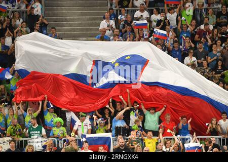 Slowenische Fans bei der Volleyball-Weltmeisterschaft 2022. Arena Stozice, Ljubljana Stockfoto