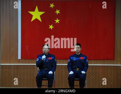 (161016) -- JIUQUAN, 16. Oktober 2016 -- die chinesischen Astronauten Jing Haipeng (L) und Chen Dong treffen die Medien auf einer Pressekonferenz im Jiuquan Satellite Launch Center in Nordwestchina, 16. Oktober 2016. Die beiden männlichen Astronauten werden die Shenzhou-11-Mission durchführen. Das bemannte Raumschiff Shenzhou-11 wird um 7:30 Uhr (17. Oktober 2016, Beijing Time, 2330 GMT, 16. Oktober) gestartet. (wsw) (SHENZHOU-11)CHINA-SHENZHOU-11-ASTRONAUTEN (CN) LixGang PUBLICATIONxNOTxINxCHN Jiuquan OCT 16 2016 chinesische Astronauten Jing Haipeng l und Chen Dong treffen die Medien auf einer Pressekonferenz BEIM Jiuquan Satellite Launch C Stockfoto