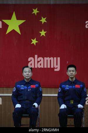 (161016) -- JIUQUAN, 16. Oktober 2016 -- die chinesischen Astronauten Jing Haipeng (L) und Chen Dong treffen die Medien auf einer Pressekonferenz im Jiuquan Satellite Launch Center in Nordwestchina, 16. Oktober 2016. Die beiden männlichen Astronauten werden die Shenzhou-11-Mission durchführen. Das bemannte Raumschiff Shenzhou-11 wird um 7:30 Uhr (17. Oktober 2016, Beijing Time, 2330 GMT, 16. Oktober) gestartet. (Ry) (SHENZHOU-11)CHINA-SHENZHOU-11-ASTRONAUTEN (CN) LixGang PUBLICATIONxNOTxINxCHN Jiuquan OCT 16 2016 chinesische Astronauten Jing Haipeng l und Chen Dong treffen die Medien auf einer Pressekonferenz BEIM Jiuquan Satellite Launch CE Stockfoto