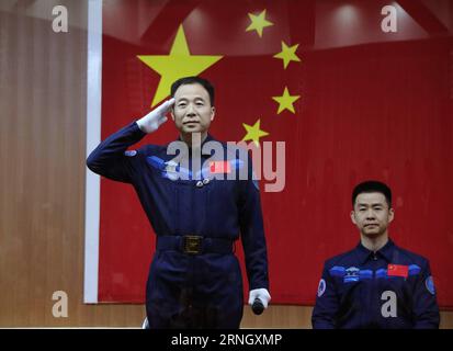 (161016) -- JIUQUAN, 16. Oktober 2016 -- die chinesischen Astronauten Jing Haipeng (L) und Chen Dong treffen die Medien auf einer Pressekonferenz im Jiuquan Satellite Launch Center in Nordwestchina, 16. Oktober 2016. Die beiden männlichen Astronauten werden die Shenzhou-11-Mission durchführen. Das bemannte Raumschiff Shenzhou-11 wird um 7:30 Uhr (17. Oktober 2016, Beijing Time, 2330 GMT, 16. Oktober) gestartet. (wsw) (SHENZHOU-11)CHINA-SHENZHOU-11-ASTRONAUTEN (CN) LixGang PUBLICATIONxNOTxINxCHN Jiuquan OCT 16 2016 chinesische Astronauten Jing Haipeng l und Chen Dong treffen die Medien auf einer Pressekonferenz BEIM Jiuquan Satellite Launch C Stockfoto