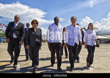 Das Bild der Stabilisierungsmission der Vereinten Nationen in Haiti (MINUSTAH) zeigt die Ankunft des UN-Generalsekretärs Ban Ki-moon (2. R) am internationalen Flughafen Port-au-Prince in Begleitung des haitianischen Premierministers ENEX Jean-Charles (C) und des Sonderbeauftragten des Generalsekretärs der Vereinten Nationen in Haiti und der Leiterin der MINUSTAH Sandra Honore (2. L) in Port-au-Prince, Haiti, am 15. Oktober 2016. Ban traf am Samstag in Haiti ein, um eine Tour in die am stärksten vom Hurrikan Matthew betroffenen Gebiete zu machen, und traf sich mit Regierungsvertretern und humanitären Organisationen, die im Land arbeiten. MINUSTAH) (jg) (fnc) OBLIGATORISCH Stockfoto