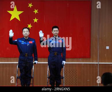 (161016) -- JIUQUAN, 16. Oktober 2016 -- die chinesischen Astronauten Jing Haipeng (L) und Chen Dong treffen die Medien auf einer Pressekonferenz im Jiuquan Satellite Launch Center in Nordwestchina, 16. Oktober 2016. Die beiden männlichen Astronauten werden die Shenzhou-11-Mission durchführen. Das bemannte Raumschiff Shenzhou-11 wird um 7:30 Uhr (17. Oktober 2016, Beijing Time, 2330 GMT, 16. Oktober) gestartet. (wsw) (SHENZHOU-11)CHINA-SHENZHOU-11-ASTRONAUTEN (CN) LixGang PUBLICATIONxNOTxINxCHN Jiuquan OCT 16 2016 chinesische Astronauten Jing Haipeng l und Chen Dong treffen die Medien auf einer Pressekonferenz BEIM Jiuquan Satellite Launch C Stockfoto