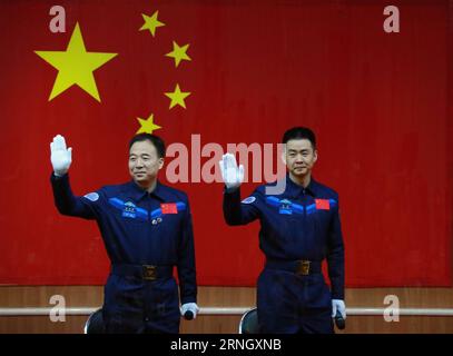 (161016) -- JIUQUAN, 16. Oktober 2016 -- die chinesischen Astronauten Jing Haipeng (L) und Chen Dong treffen die Medien auf einer Pressekonferenz im Jiuquan Satellite Launch Center in Nordwestchina, 16. Oktober 2016. Die beiden männlichen Astronauten werden die Shenzhou-11-Mission durchführen. Das bemannte Raumschiff Shenzhou-11 wird um 7:30 Uhr (17. Oktober 2016, Beijing Time, 2330 GMT, 16. Oktober) gestartet. (wsw) (SHENZHOU-11)CHINA-SHENZHOU-11-ASTRONAUTEN (CN) LixGang PUBLICATIONxNOTxINxCHN Jiuquan OCT 16 2016 chinesische Astronauten Jing Haipeng l und Chen Dong treffen die Medien auf einer Pressekonferenz BEIM Jiuquan Satellite Launch C Stockfoto