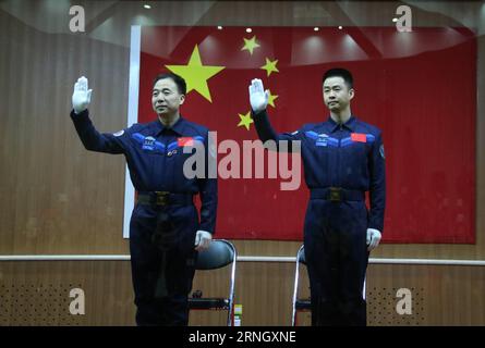 (161016) -- JIUQUAN, 16. Oktober 2016 -- die chinesischen Astronauten Jing Haipeng (L) und Chen Dong treffen die Medien auf einer Pressekonferenz im Jiuquan Satellite Launch Center in Nordwestchina, 16. Oktober 2016. Die beiden männlichen Astronauten werden die Shenzhou-11-Mission durchführen. Das bemannte Raumschiff Shenzhou-11 wird um 7:30 Uhr (17. Oktober 2016, Beijing Time, 2330 GMT, 16. Oktober) gestartet. (Ry) (SHENZHOU-11)CHINA-SHENZHOU-11-ASTRONAUTEN (CN) LixGang PUBLICATIONxNOTxINxCHN Jiuquan OCT 16 2016 chinesische Astronauten Jing Haipeng l und Chen Dong treffen die Medien auf einer Pressekonferenz BEIM Jiuquan Satellite Launch CE Stockfoto