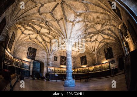 Mosteiro dos Jeronimos gewölbte Decken Manuelinarchitektur Lissabon Portugal / BELÉM, Lissabon, Portugal — die komplizierten gewölbten Decken des Klosters Jerónimos demonstrieren den vollen Ehrgeiz des Manuelinstils, ihre Rippen breiten sich über drei Gänge von fast gleicher Höhe aus, getragen von schlanken achteckigen, aus goldenem Kalkstein gehauenen Pfeilern. Dieses Meisterwerk aus dem 16. Jahrhundert wurde von König Manuel I. in Auftrag gegeben, dessen Bau 1501–1502 an der Tejo-Küste begann, wo Vasco da Gama Wache gehalten hatte, bevor er nach Indien segelte, und über ungefähr ein Jahrhundert von Architekten einschließlich Di fertiggestellt wurde Stockfoto