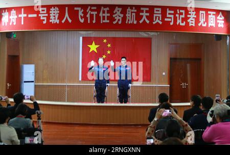 (161016) -- JIUQUAN, 16. Oktober 2016 -- die chinesischen Astronauten Jing Haipeng (L) und Chen Dong treffen die Medien auf einer Pressekonferenz im Jiuquan Satellite Launch Center in Nordwestchina, 16. Oktober 2016. Die beiden männlichen Astronauten werden die Shenzhou-11-Mission durchführen. Das bemannte Raumschiff Shenzhou-11 wird um 7:30 Uhr (17. Oktober 2016, Beijing Time, 2330 GMT, 16. Oktober) gestartet. (wsw) (SHENZHOU-11)CHINA-SHENZHOU-11-ASTRONAUTEN (CN) LixGang PUBLICATIONxNOTxINxCHN Jiuquan OCT 16 2016 chinesische Astronauten Jing Haipeng l und Chen Dong treffen die Medien auf einer Pressekonferenz BEIM Jiuquan Satellite Launch C Stockfoto