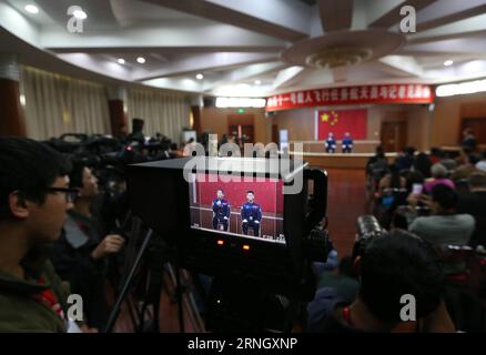 (161016) -- JIUQUAN, 16. Oktober 2016 -- die chinesischen Astronauten Jing Haipeng (L) und Chen Dong treffen die Medien auf einer Pressekonferenz im Jiuquan Satellite Launch Center in Nordwestchina, 16. Oktober 2016. Die beiden männlichen Astronauten werden die Shenzhou-11-Mission durchführen. Das bemannte Raumschiff Shenzhou-11 wird um 7:30 Uhr (17. Oktober 2016, Beijing Time, 2330 GMT, 16. Oktober) gestartet. (wsw) (SHENZHOU-11)CHINA-SHENZHOU-11-ASTRONAUTEN (CN) LixGang PUBLICATIONxNOTxINxCHN Jiuquan OCT 16 2016 chinesische Astronauten Jing Haipeng l und Chen Dong treffen die Medien auf einer Pressekonferenz BEIM Jiuquan Satellite Launch C Stockfoto