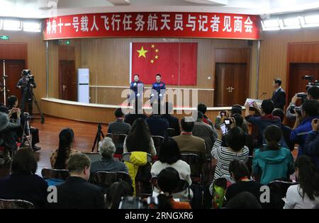 (161016) -- JIUQUAN, 16. Oktober 2016 -- die chinesischen Astronauten Jing Haipeng (L) und Chen Dong treffen die Medien auf einer Pressekonferenz im Jiuquan Satellite Launch Center in Nordwestchina, 16. Oktober 2016. Die beiden männlichen Astronauten werden die Shenzhou-11-Mission durchführen. Das bemannte Raumschiff Shenzhou-11 wird um 7:30 Uhr (17. Oktober 2016, Beijing Time, 2330 GMT, 16. Oktober) gestartet. (wsw) (SHENZHOU-11)CHINA-SHENZHOU-11-ASTRONAUTEN (CN) LixGang PUBLICATIONxNOTxINxCHN Jiuquan OCT 16 2016 chinesische Astronauten Jing Haipeng l und Chen Dong treffen die Medien auf einer Pressekonferenz BEIM Jiuquan Satellite Launch C Stockfoto