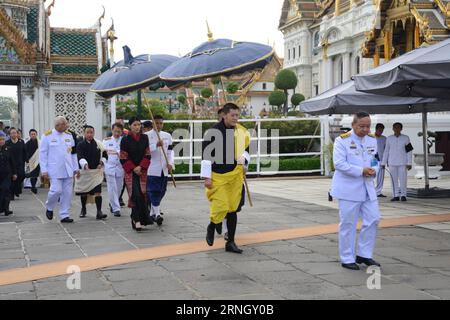 (161016) -- BANGKOK, 16. Oktober 2016 -- Foto der Shows Bhutans König Jigme Khesar Namgyel Wangchuck (2. R) und Königin Jetsun Pema, die am Großen Palast ankommen, um den verstorbenen thailändischen König Bhumibol Adulyadej in Bangkok am 16. Oktober 2016 zu betrauern. ) (zcc) THAILAND-BANGKOK-BHUTAN S KING-TRAUER ThaixRoyalxHouseholdxBureau PUBLICATIONxNOTxINxCHN Bangkok OCT 16 2016 Foto von den Shows Bhutan S King Jigme Khesar Namgyel Wang Chuck 2nd r und Queen Jetsun Pema Ankunft im Großen Palast nach Morl Thai König BadeyCC Bangkok Adulyboj ZCC 2016 Bhutan S King Mour Stockfoto