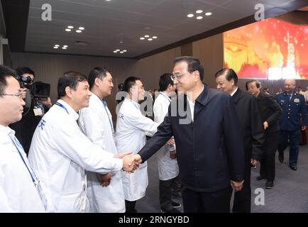 Start der Shenzhou 11 Mission in Jiuquan (161017) -- PEKING, 17. Oktober 2016 -- der chinesische Ministerpräsident Li Keqiang (4. R) und Liu Yunshan (3. R), beide Mitglieder des Ständigen Ausschusses des Politischen Büros des Zentralkomitees der Kommunistischen Partei Chinas (CPC), nach dem erfolgreichen Start des bemannten Raumschiffs Shenzhou-11 in der Kommandozentrale des bemannten Weltraumprogramms Chinas in Peking, Hauptstadt Chinas, 17. Oktober 2016, können die Mitarbeiter die Hand schütteln. Li Keqiang und Liu Yunshan sahen die Live-Übertragung des Starts am Montag in der Kommandozentrale. ) (WX) CHINA-BEIJING-LEADERS-SHENZHOU-11-LAUN Stockfoto