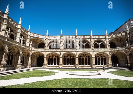 BELEM, Lissabon, Portugal – Mosteiro dos Jeronimos (Kloster Jeronimos), ein herausragendes architektonisches Wunder in Belem, steht als ikonische Darstellung des manuelinischen Stils. Dieses UNESCO-Weltkulturerbe mit seinen kunstvollen Details und seiner historischen Bedeutung unterstreicht Portugals Erbe der Erkundung. Stockfoto