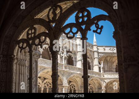 BELEM, Lissabon, Portugal – Mosteiro dos Jeronimos (Kloster Jeronimos), ein herausragendes architektonisches Wunder in Belem, steht als ikonische Darstellung des manuelinischen Stils. Dieses UNESCO-Weltkulturerbe mit seinen kunstvollen Details und seiner historischen Bedeutung unterstreicht Portugals Erbe der Erkundung. Stockfoto