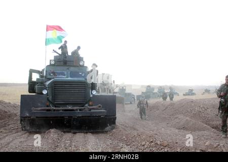 KAMPF gegen IS: Offensive auf Mossul (161018) -- MOSUL, 18. Oktober 2016 -- die irakische Armee und die kurdischen Peschmerga-Truppen starten am 18. Oktober 2016 Militäroperationen im Dorf Khazar, 35 Kilometer südlich von Mosul, Irak. Irakische Sicherheitskräfte haben am Dienstag weitere Dörfer von den IS-Militanten zurückerobert, als Teil einer großen Offensive zur Befreiung der Stadt Mossul, der letzte größere IST die Festung im Irak, sagte eine Sicherheitsquelle. ) IRAK-MOSSUL-IRAKISCHE STREITKRÄFTE-RÜCKEROBERUNG JaserxJawad PUBLICATIONxNOTxINxCHN Fight Against IS Offensive gegen Mossul Mosul OCT 18 2016 die irakische Armee und die K Stockfoto
