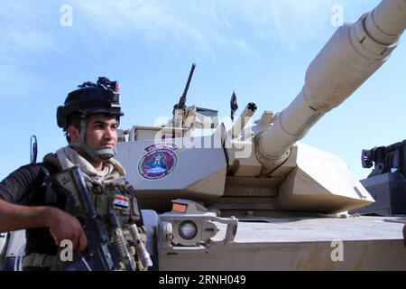 KAMPF gegen IS: Offensive auf Mossul (161018) -- MOSUL, 18. Oktober 2016 -- Ein Soldat wacht am 18. Oktober 2016 auf einer Militärbasis in der Gegend von Ba Shiqah im Norden von Mossul im Irak. Irakische Sicherheitskräfte haben am Dienstag weitere Dörfer von den IS-Militanten zurückerobert, als Teil einer großen Offensive zur Befreiung der Stadt Mossul, der letzte größere IST die Festung im Irak, sagte eine Sicherheitsquelle. ) IRAK-MOSUL-IRAKISCHE STREITKRÄFTE-RÜCKEROBERUNG JaserxJawad PUBLICATIONxNOTxINxCHN Fight Against IS Offensive gegen Mosul Mosul OCT 18 2016 ein Soldat steht in der Garde einer Militärbasis in der Region BA Shiqah im Norden der M Stockfoto