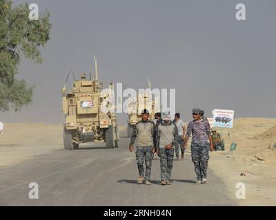 KAMPF gegen IS: Offensive auf Mossul (161018) -- MOSUL, 18. Oktober 2016 -- Soldaten der irakischen Armee marschieren am 18. Oktober 2016 an der Frontlinie der Schlacht zwischen irakischen Sicherheitskräften und Militanten des Islamischen Staates (IS) in der Stadt Qayyarah südlich von Mosul im Irak. Irakische Sicherheitskräfte haben am Dienstag weitere Dörfer von den IS-Militanten zurückerobert, als Teil einer großen Offensive zur Befreiung der Stadt Mossul, der letzte größere IST die Festung im Irak, sagte eine Sicherheitsquelle. ) IRAK-MOSSUL-IRAKISCHE STREITKRÄFTE-RÜCKEROBERUNG JaserxJawad PUBLICATIONxNOTxINxCHN Kampf gegen IS-Offensive gegen Mos Stockfoto