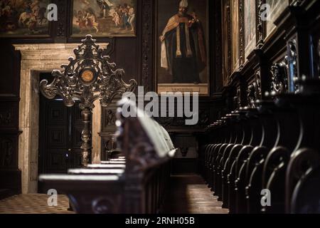 Jeronimos-Kloster Innenraum Manuelinchor-Stände Lissabon Portugal / BELÉM, Portugal — verzierte Chorstände mit komplizierten Holzschnitzereien sind im Oberchor des Klosters Jerónimos (Mosteiro dos Jerónimos) im Stadtteil Belém von Lissabon zu sehen. Die reich detaillierten Stände veranschaulichen den dekorativen Ehrgeiz des Manuelinstils, der jede Oberfläche des Innenraums der Kirche durchzieht. Das Kloster wurde von König Manuel I. in Auftrag gegeben und begann 1501–1502 an der Stelle einer früheren Eremitage, wo Vasco da Gama und seine Crew Wache hielten, bevor er 1497 nach Indien segelte. Die Finanzierung erfolgt größtenteils über eine Abgabe Stockfoto