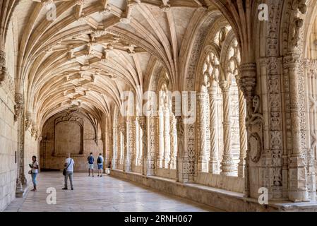 BELÉM, Portugal — die kunstvollen zweistöckigen Kreuzgänge des Jerónimos-Klosters (Mosteiro dos Jerónimos) sind ein Meisterwerk des Manuelinischen Stils, der spätgotischen Idiom, das in der Regierungszeit von König Manuel I. in Portugal besonders war. Komplizierte Steinschnitzereien sind verdrehte Säulen, zarte Bögen und maritime Motive – Seile, Armillarkugeln, Kalksteine in der Region von Lissabon. Das Kloster wurde 1501–1502 am Ufer von Belém gegründet, von dem aus Vasco da GA stammt Stockfoto